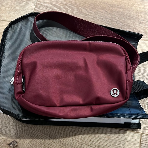 lululemon athletica Handbags - LULULEMON Everywhere Belt Bag